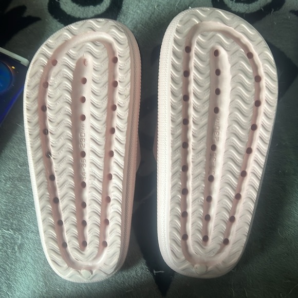 Pink Foam Slides Baby Pink Size 4 - Picture 2 of 2